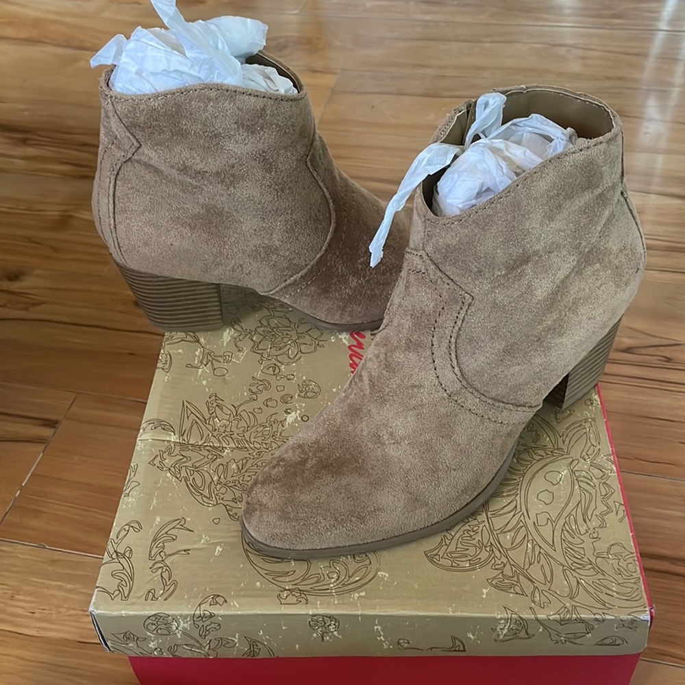 Suede Cowgirl style boots with small heel